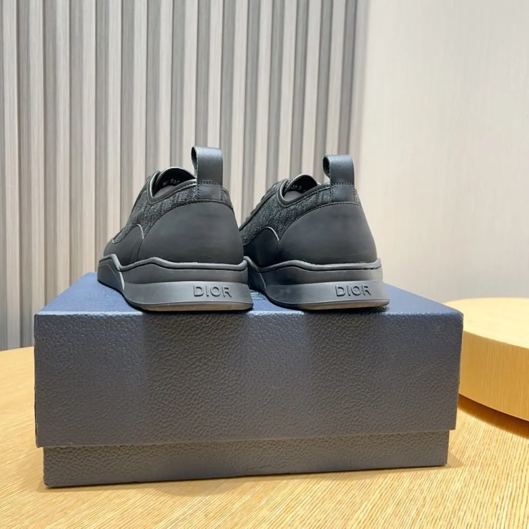 Men's shoes 💰P500💰[Dior] Dior casual sports shoes 🇺🇸Sold at the same time at the counter, top-notch Italian original purchase · The upper is made of brand totem cloth with original leather · Comes with first-layer sheepskin feet · (Totem cloth highlights high-end, nobility, and class) Exquisite workmanship (original lining) Sole: Original factory special outsole ⚠️Comfortable, wear-resistant, non-slip, real-life photo🎬The real thing is more beautiful🔍Number: 39-46【45 46 Customized items are non-returnable]